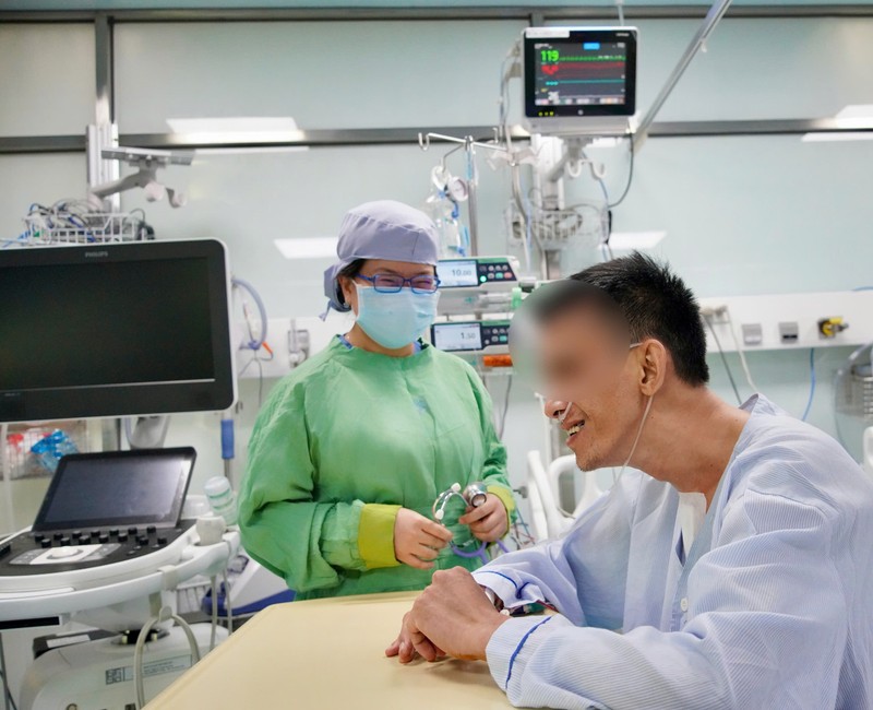 2. ThS BS Thuy tro chuyen cung nguoi benh.JPEG