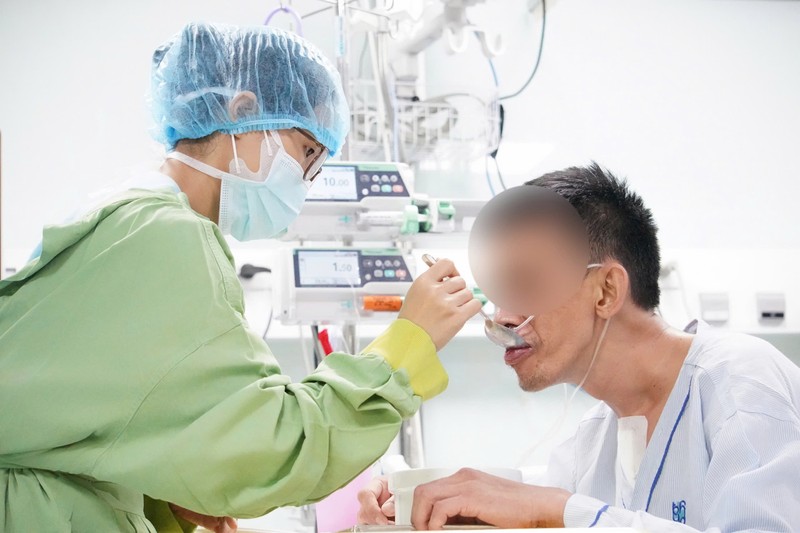 5. Nguoi nha cham soc nguoi benh.JPEG