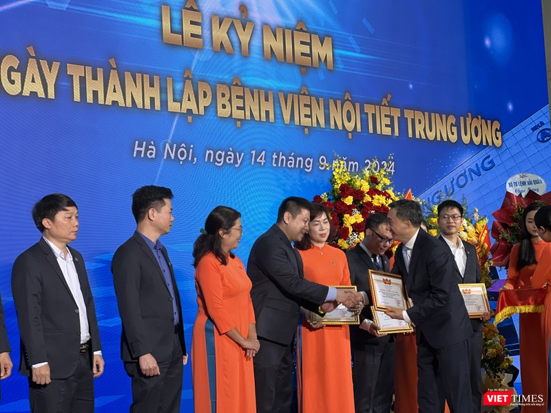 VT_ Trao thưong.JPG