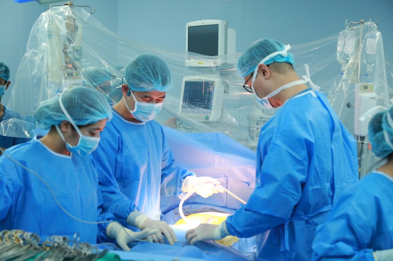 3 các bs thực hiênj lay tạng.JPG