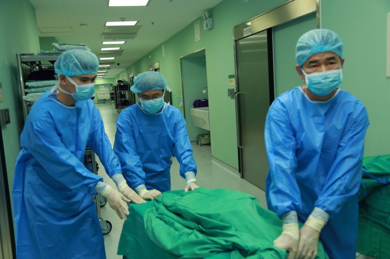 Vận chuyển tạng cho người nhận ở Bệnh viện Chợ Rẫy.JPG