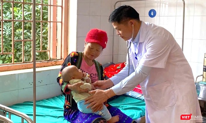 BSCK I Lường Văn Thương khám bệnh cho trẻ