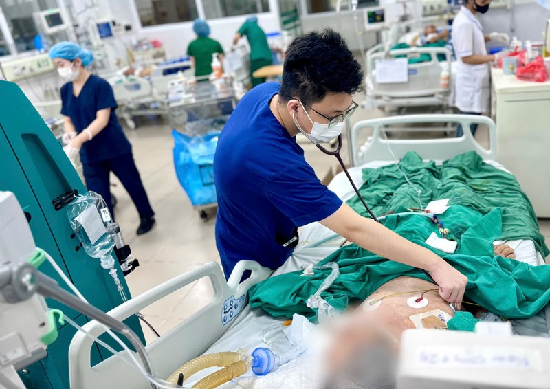 Cụ ông rơi vào nguy kịch do dùng "thuốc nam" trộn corticoid liều cao