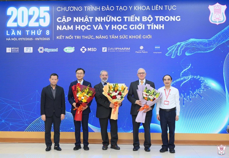 Tặng hoa các chuyêngia.jpg