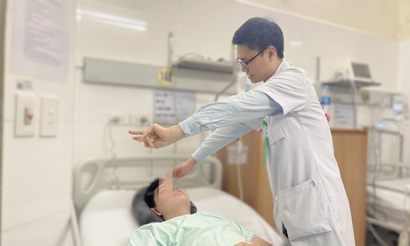 Bác sĩ Lê Quốc Việt, Khoa Nội Hồi sức thần kinh, Bệnh viện Hữu nghị Việt Đức thăm khám cho bệnh nhân sau phẫu thuật.JPG