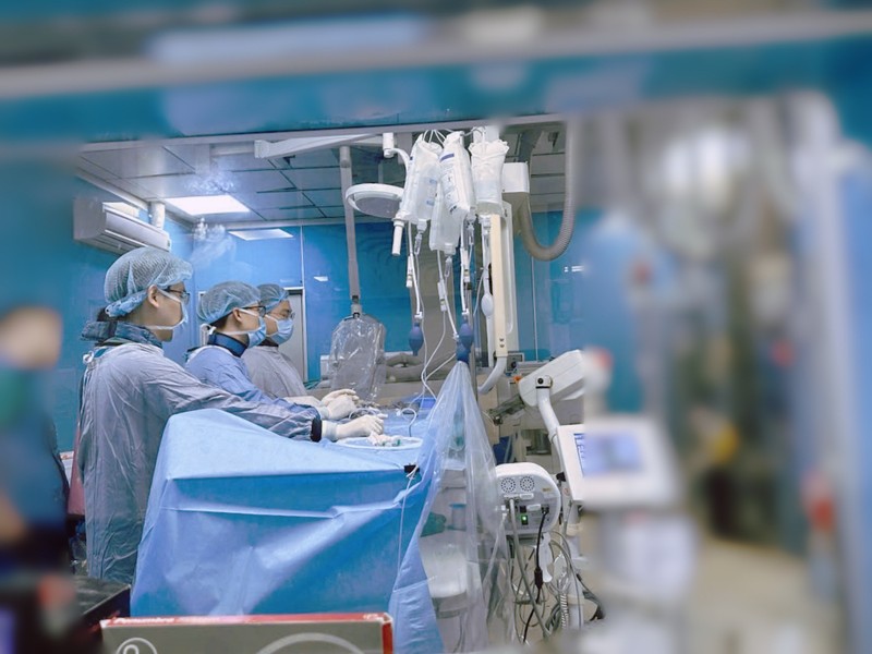 Các bác sĩ Khoa Chẩn đoán hình ảnh Bệnh viện Hữu nghị Việt Đức đang tiến hành lấy huyết khối tĩnh mạch não cho bệnh nhân T.JPG