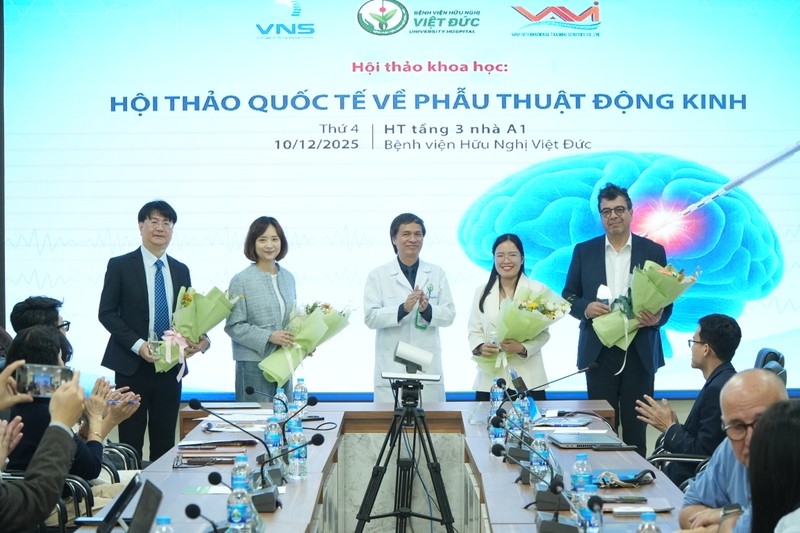 PGS.TS Đồng Văn Hệ - Chủ tịch Hội phẫu thuật Thần kinh Việt Nam, Phó Giám đốc Bệnh viện Hữu nghị Việt Đức tặng hoa cho các báo cáo viên.JPG