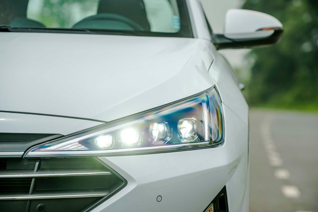 Đèn pha gồm 4 bóng LED projector.