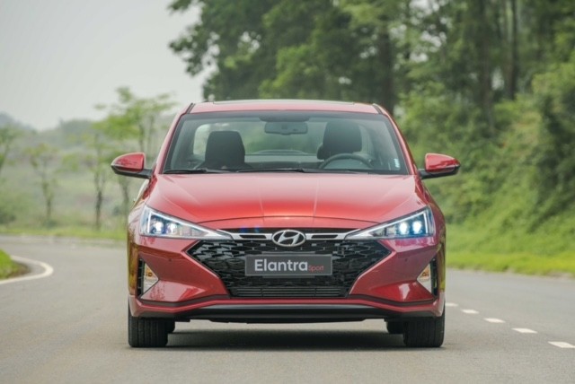 Elantra Sport được gắn thêm bodykit thể thao.