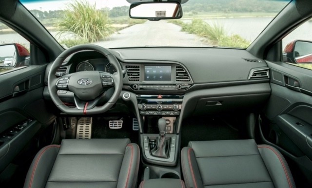 Không gian bản Sport dùng da đen, chỉ may màu đỏ.