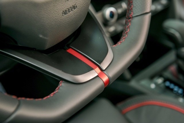 Thiết kế vô-lăng phẳng đáy thể thao.