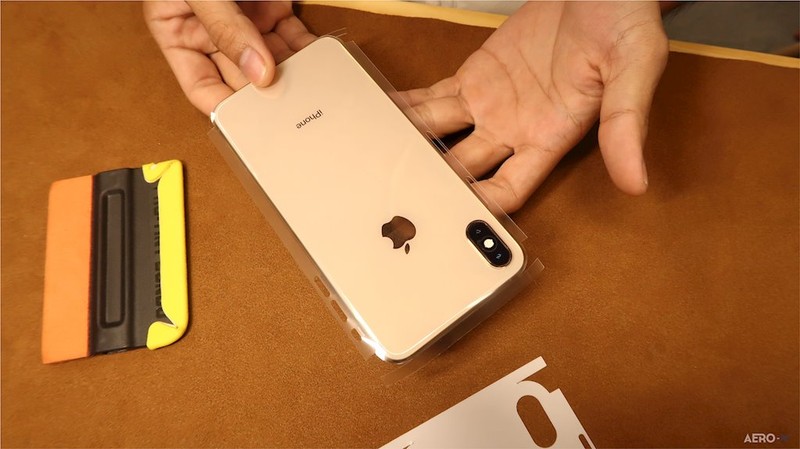 Với film dán Aero – X, người dùng có 2 lựa chọn, trong đó film dán Aero – X bóng giúp gia tăng độ bóng trên bề mặt được dán; còn film dán Aero – X nhám được chủ yếu sử dụng cho các thiết bị có bề mặt nhôm mờ.