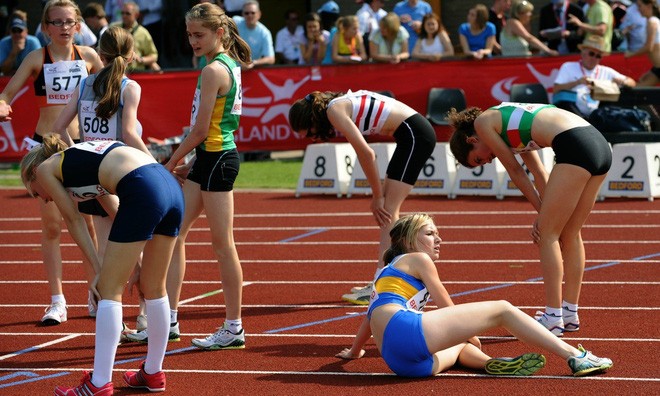 Chơi thể thao hoặc thi đấu dưới trời nắng sẽ làm tăng nguy cơ sốc nhiệt