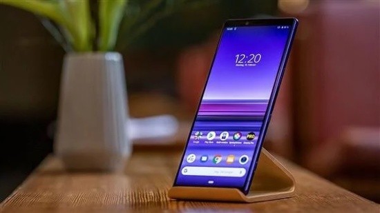 Theo đó Sony Xperia 1 thuộc phân khúc cao cấp với thiết kế khung kim loại nhôm và hai mặt là kính cường lực, nhưng máy có thiết kế thon gọn và dài do có màn hình thiết kế theo tỷ lệ khác thường 21:9. Điểm nhấn của thiết bị chính là màn hình lớn độ phân giải cực cao 4K HDR (cao nhất trên smartphone hiện nay).