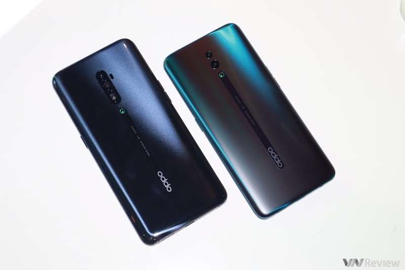 Oppo Reno Zoom 10X (bên trái) và bản thường (bên phải) Oppo Reno Zoom 10X (bên trái) và bản thường (bên phải)