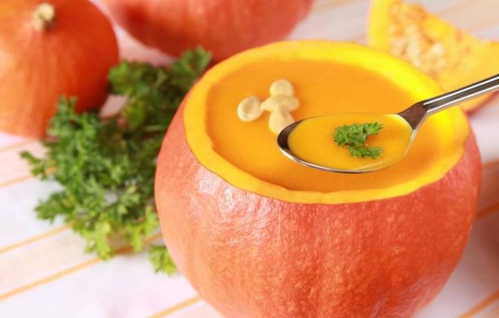 Bí đỏ vừa là một loại quả chứa rất nhiều chất bổ dưỡng cho não và cũng rẻ hơn nhiều việc mua thực phẩm bổ sung bảo vệ não bộ Bí đỏ vừa là một loại quả chứa rất nhiều chất bổ dưỡng cho não và cũng rẻ hơn nhiều việc mua thực phẩm bổ sung bảo vệ não bộ