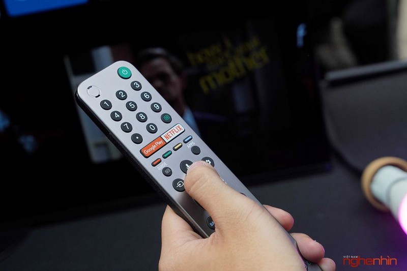 Nhấn vào nút "Voice" trên điều khiển TV. Nhấn vào nút