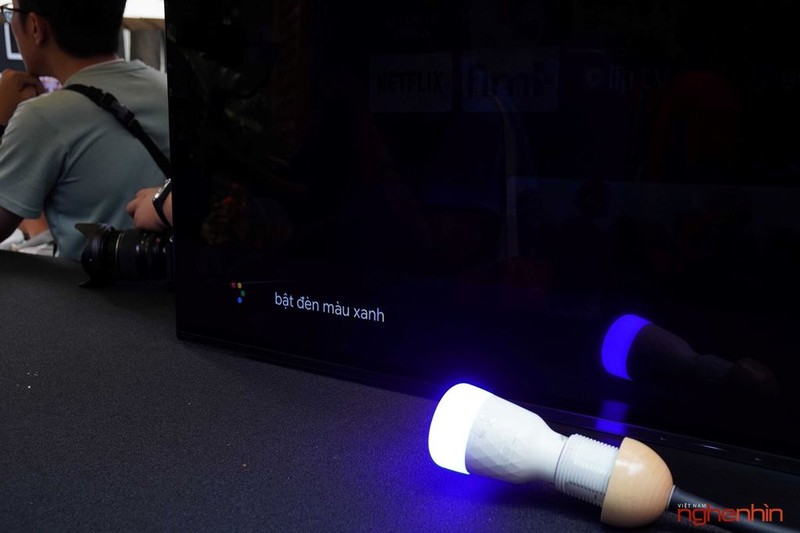 Ra lệnh cho trợ lý Google mở đèn thông minh trên Smart TV Sony Bravia 55A9G. Ra lệnh cho trợ lý Google mở đèn thông minh trên Smart TV Sony Bravia 55A9G.