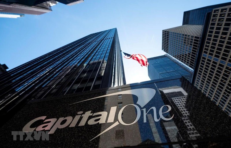 Trụ sở ngân hàng Capital One tại New York của Mỹ. (Ảnh: AFP/TTXVN) Trụ sở ngân hàng Capital One tại New York của Mỹ. (Ảnh: AFP/TTXVN)