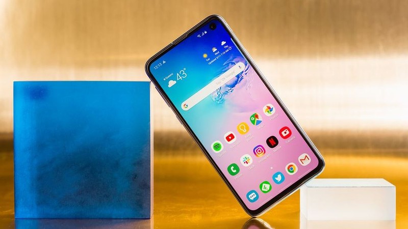 Galaxy S10e phù hợp với túi tiền của người dùng. Ảnh: CNET. 