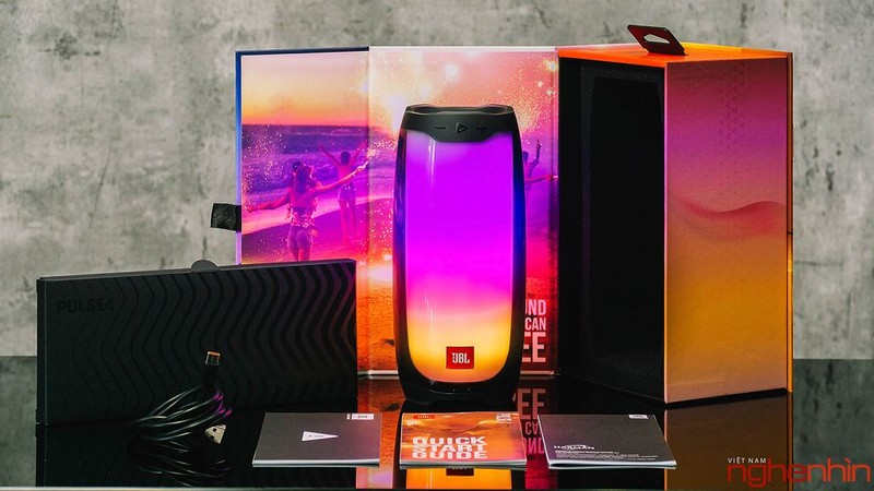 Bên trong hộp đựng gồm loa, cáp sạc USB-C, sách hướng dẫn