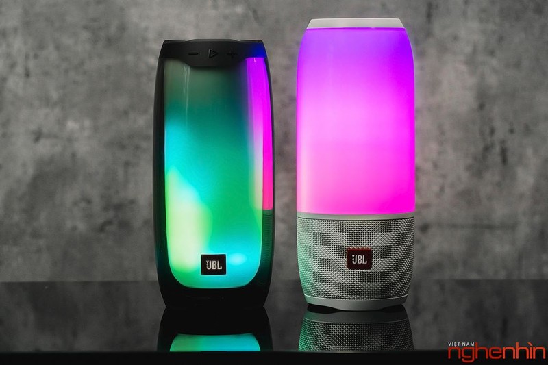 JBL Pulse 4 (bên trái) và JBL Pulse 3 (bên phải)