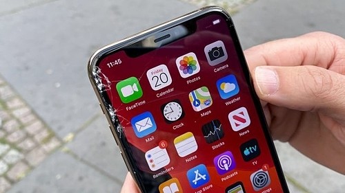 iPhone 11 Pro bị nứt màn ngay trong lần rơi đầu tiên. Ảnh: Toms Guide