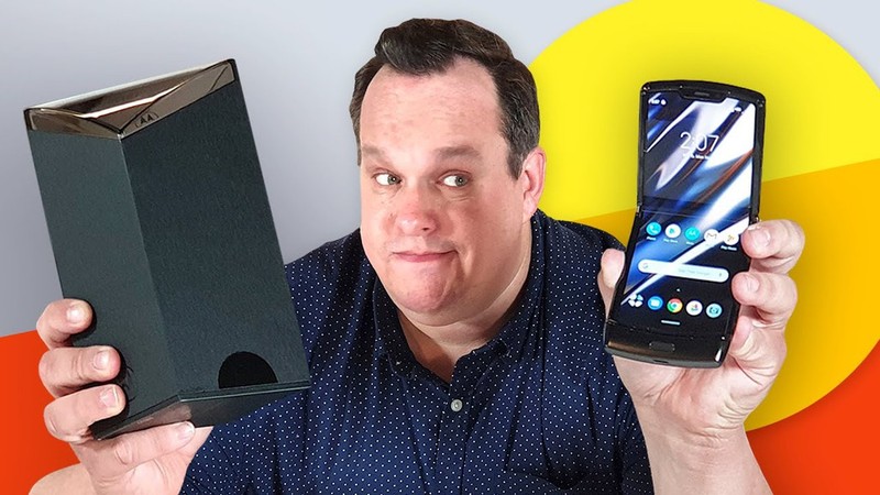 Đập hộp Motorola Razr màn hình gập: Độc đáo từ thiết bị cho tới vỏ đựng ảnh 1