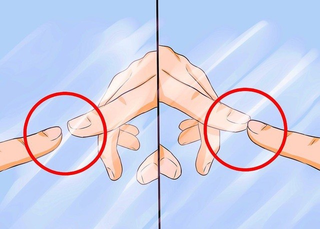 Nếu có khe hở giữa ngón tay và hình ảnh phản chiếu trong gương, đó là một tấm gương bình thường