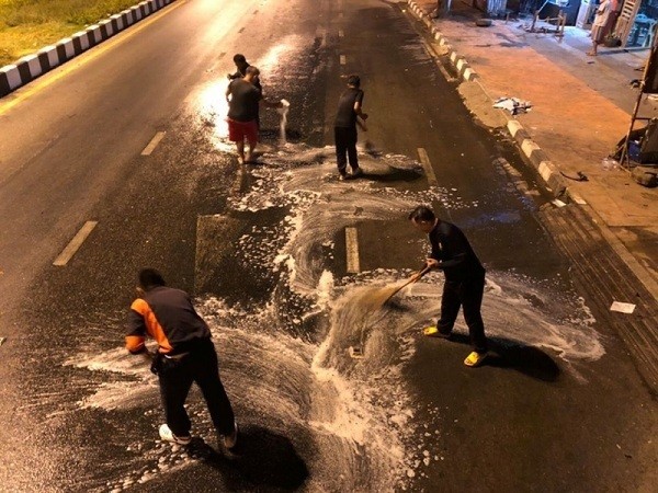 Phải mất tới 1,5 giờ đồng hồ mới có thể dọn sạch vết dầu loang. Nguồn: Tdaily Phải mất tới 1,5 giờ đồng hồ mới có thể dọn sạch vết dầu loang. Nguồn: Tdaily