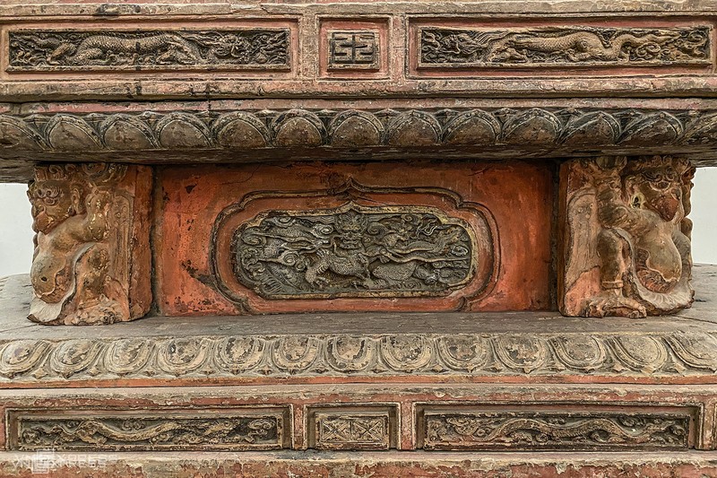 Họa tiết chạm rồng ở mặt chính diện bệ đa giác. Ảnh: Kiều Dương. Họa tiết chạm rồng ở mặt chính diện bệ đa giác. Ảnh: Kiều Dương.