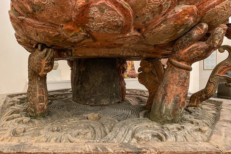 Cánh tay quỷ nhìn từ phía sau. IMG-9594-2-6793-1579670626.jpg