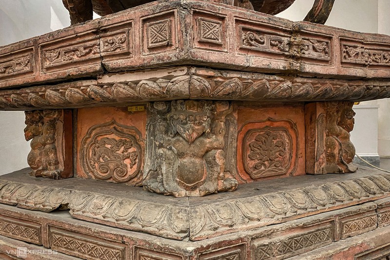 Họa tiết trên bệ tượng, các mặt bên. quan-am-chua-hoi-ha-vnexpress-6978-5062-