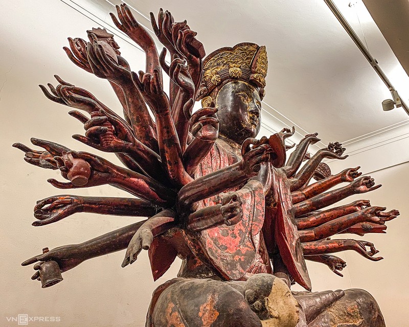 Hai bên thân tượng được khoét sâu các lỗ để tra cánh tay, sau đó gắn kết bằng sơn ta. Ảnh: Kiều Dương. Hai bên thân tượng được khoét sâu các lỗ để tra cánh tay, sau đó gắn kết bằng sơn ta. Ảnh: Kiều Dương.