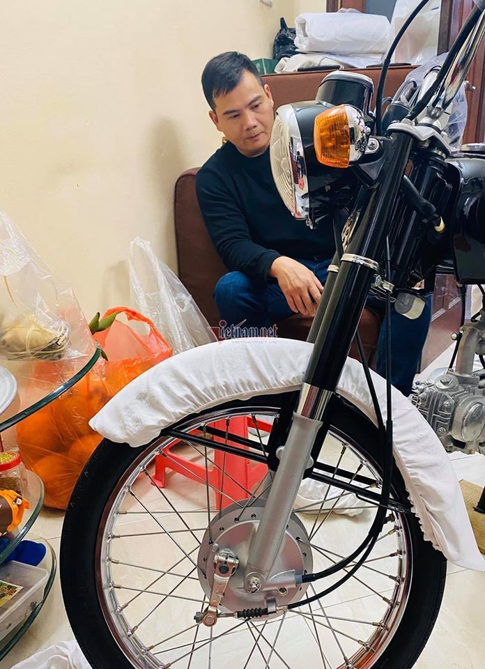 Anh Tú chăm chút cho siêu phẩm mới sưu tầm được của mình. 