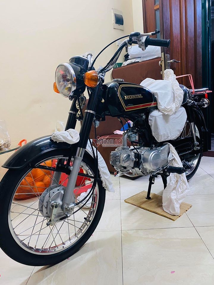 Xe máy Honda CD50 43 năm tuổi chưa đổ năng có giá khủng 800 triệu đồng của anh Tú. 