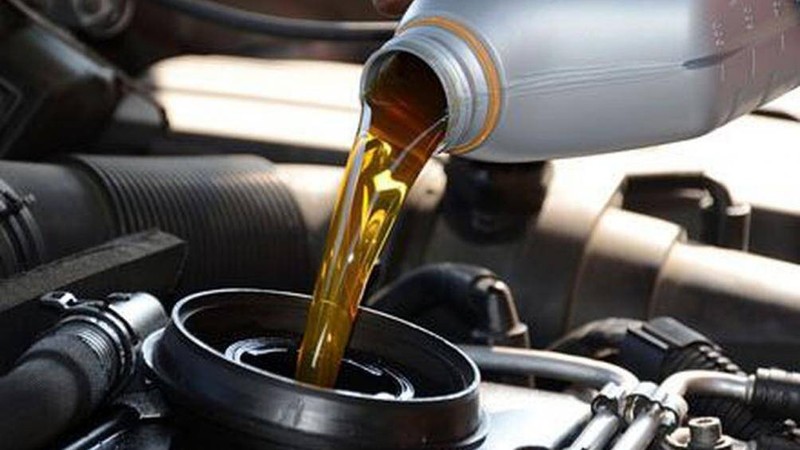 Khi hệ thống lái gặp phải sự cố, dầu trợ lực sẽ bị bắn ra tung tóe