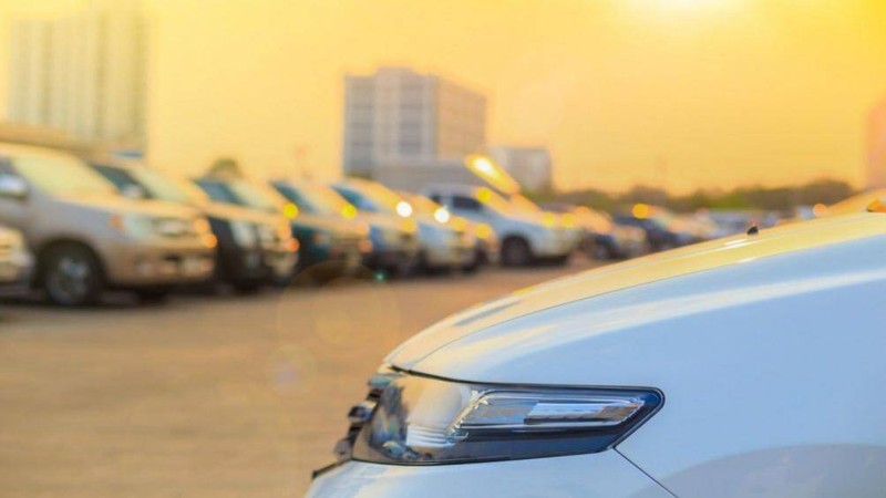 Để xe ngoài trời nắng quá lâu sẽ khiến ắc quy ô tô bị nóng lên rất nhiều Để xe ngoài trời nắng quá lâu sẽ khiến ắc quy ô tô bị nóng lên rất nhiều