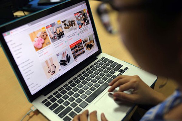 Dù đánh giá cao việc mua hàng qua mạng, người tiêu dùng online vẫn quan ngại về tình trạng sản phẩm kém chất lượng hơn so với quảng cáo. Dù đánh giá cao việc mua hàng qua mạng, người tiêu dùng online vẫn quan ngại về tình trạng sản phẩm kém chất lượng hơn so với quảng cáo.