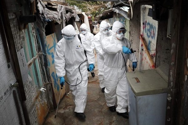 Binh sĩ Hàn Quốc khử trùng một khu vực ở thủ đô Seoul. Ảnh: AP.