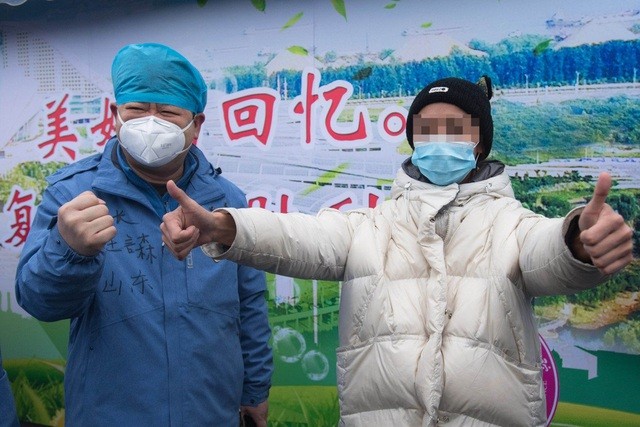 Một bệnh nhân được xuất viện ở Trung Quốc (Ảnh: Tân Hoa Xã) Một bệnh nhân được xuất viện ở Trung Quốc (Ảnh: Tân Hoa Xã)