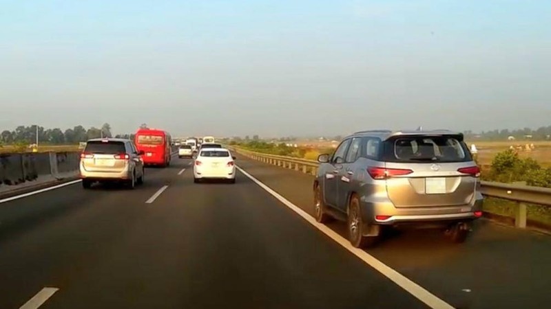 Nhiều tài xế còn đi vào làn khẩn cấp trên cao tốc và dùng đèn báo khẩn cấp để vượt xe