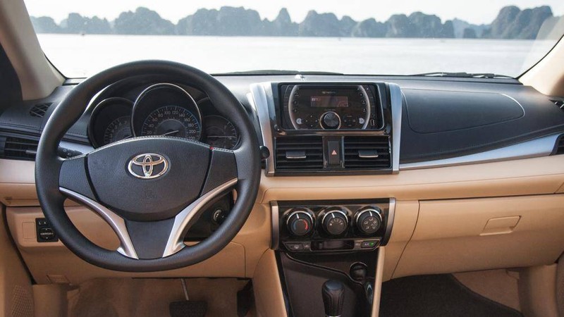 Đèn báo khẩn cấp được đặt ngay trên mặt táp lô xe