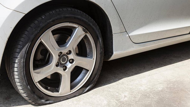 Khi bị nổ lốp bất ngờ ở tốc độ cao, trọng tâm của xe sẽ dồn vào lốp bị nổ, rất dễ gây trượt bánh, xoay ngang và lật xe