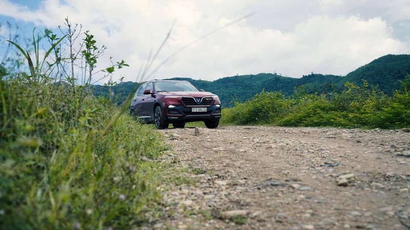 Tốc độ chậm giúp lái xe có thể điều khiển xe đúng hướng và giảm thiệt hại khi gầm xe va vào đá