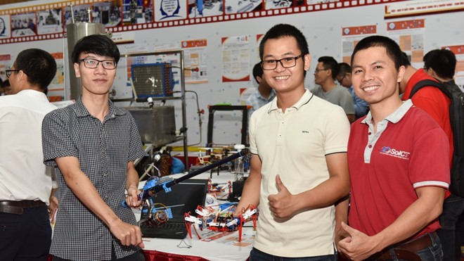 Giảng viên và sinh viên Trường đại học Bách khoa Hà Nội. Ảnh Mai Chi