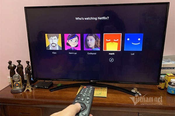 Tận dụng tính năng 1 tài khoản có nhiều account khác nhau, nhiều người đã chọn cách mua và sử dụng chung tài khoản Netflix để giảm bớt chi phí. Ảnh: Trọng Đạt Tận dụng tính năng 1 tài khoản có nhiều account khác nhau, nhiều người đã chọn cách mua và sử dụng chung tài khoản Netflix để giảm bớt chi phí. Ảnh: Trọng Đạt