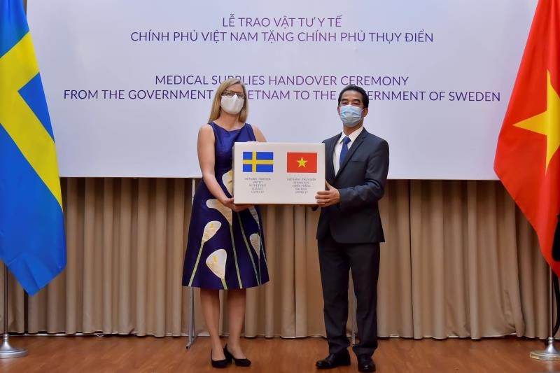 Đại sứ Ann Mawe (bên trái) đại diện nhận món quà Chính phủ và nhân dân Việt Nam tặng Thụy Điển. Đại sứ Ann Mawe (bên trái) đại diện nhận món quà Chính phủ và nhân dân Việt Nam tặng Thụy Điển.