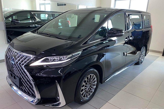 Lexus LM 300h Royal Lounge giá gần 11 tỷ đồng. Lexus LM 300h Royal Lounge giá gần 11 tỷ đồng.