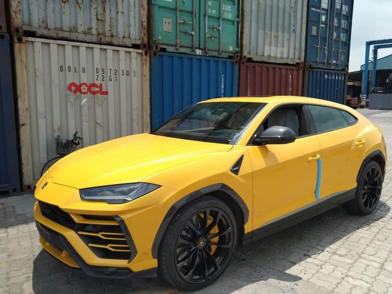 Lamborghini Urus 4 chỗ đầu tiên về Việt Nam sở hữu ngoại thất màu vàng bắt mắt. Lamborghini Urus 4 chỗ đầu tiên về Việt Nam sở hữu ngoại thất màu vàng bắt mắt.